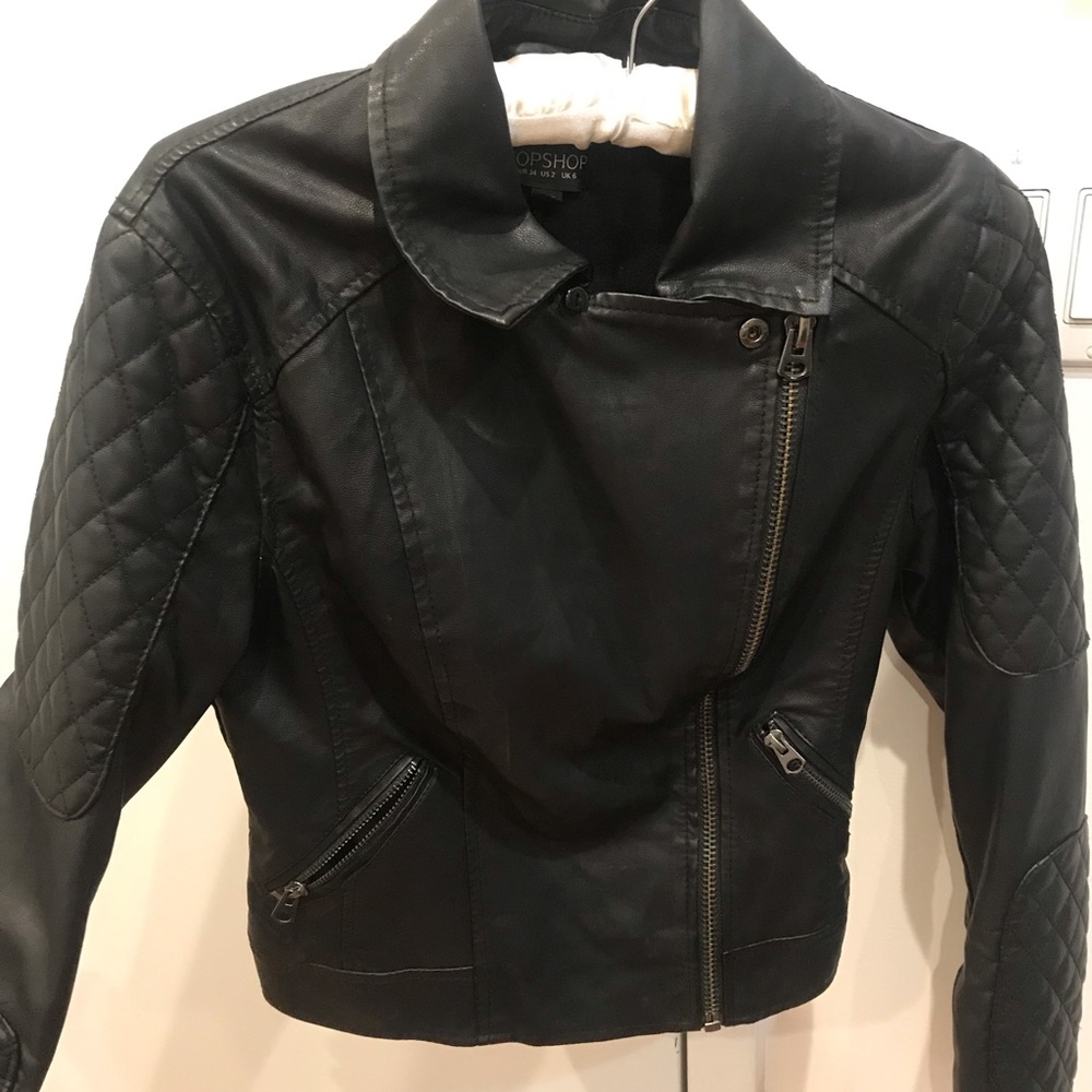 🖤 TOPSHOP Fitted and cute black leather jacket